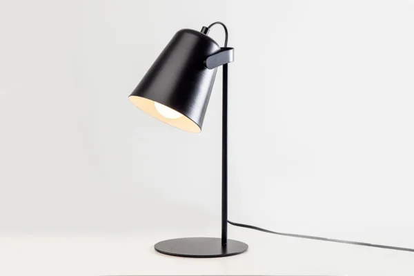 Lámpara de Mesa Negro Tiza. Dimensiones: ancho 15cm x alto 34cm
